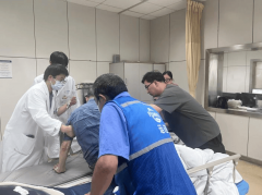 老人摔倒就医无人陪？他们化身“家属”陪护；墙面渗水多年？他们双管齐下根